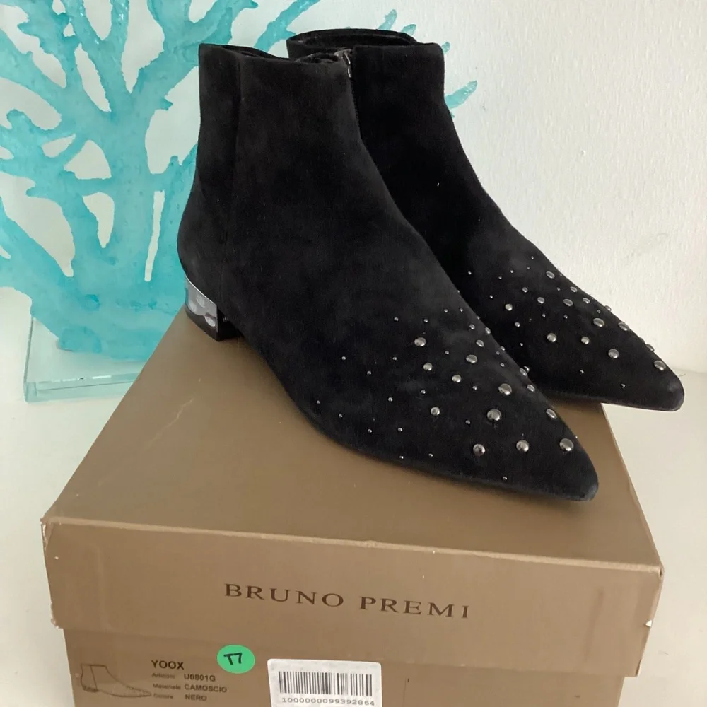 NIB Bruno Premi Gorgeous Suede Leather Ankle booties Studded size 38/fit 37.5